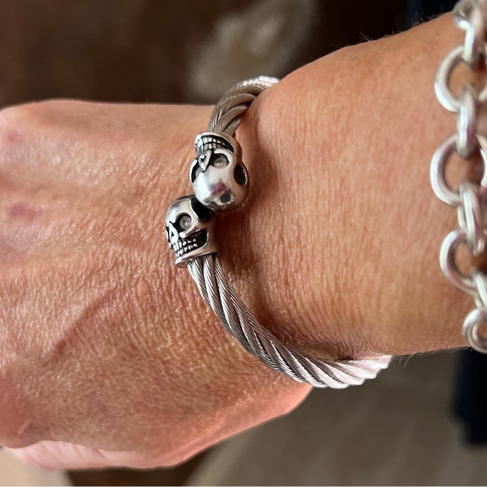 💀🖤EUC-STAINLESS STEEL CUTE SKULL BANGLE BRACELET 🖤💀